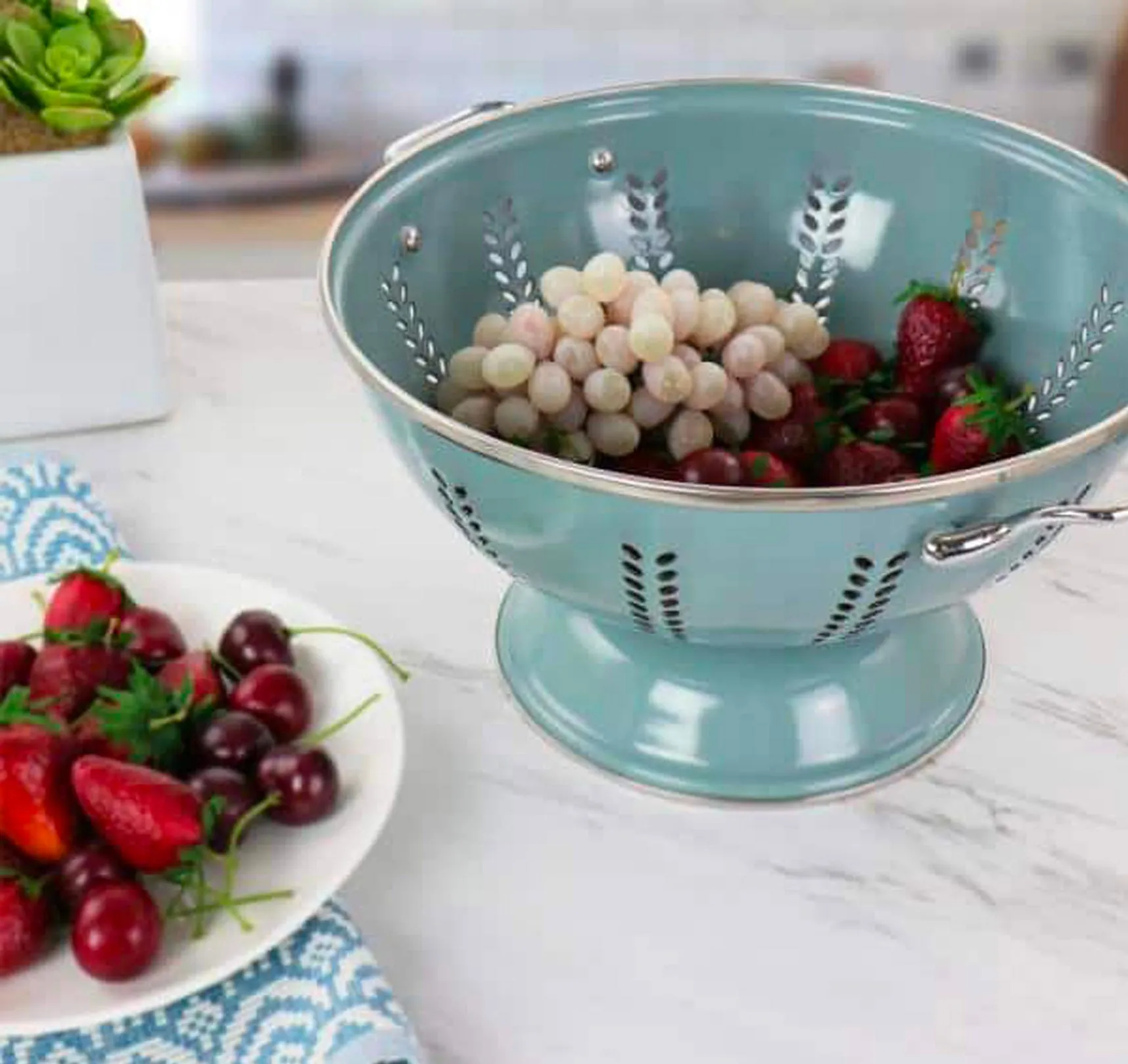 523-0024, GH Plaza Cafe, 4Qt Colander-Sky Blue