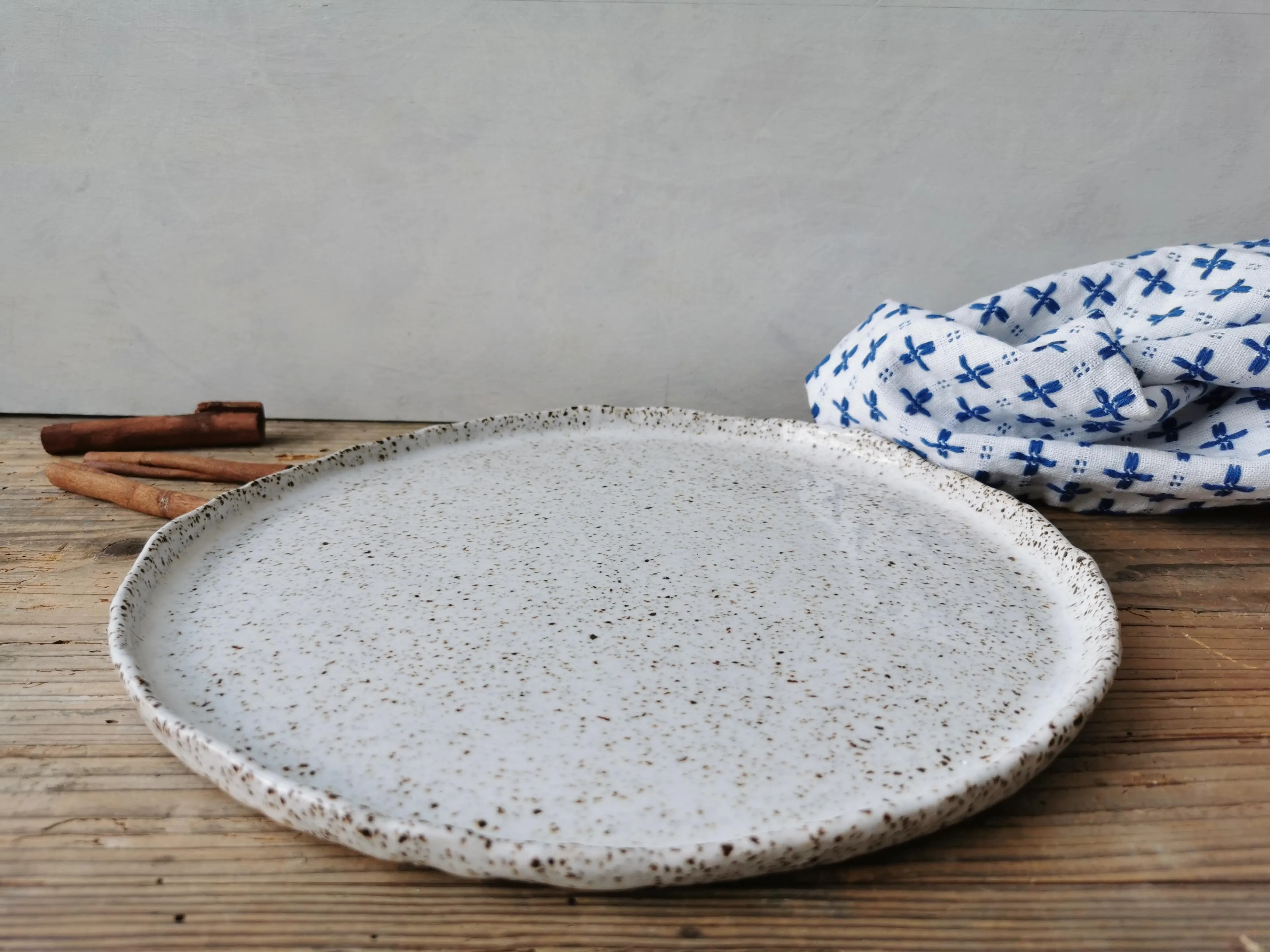 Dinner plate speckled white 11"
