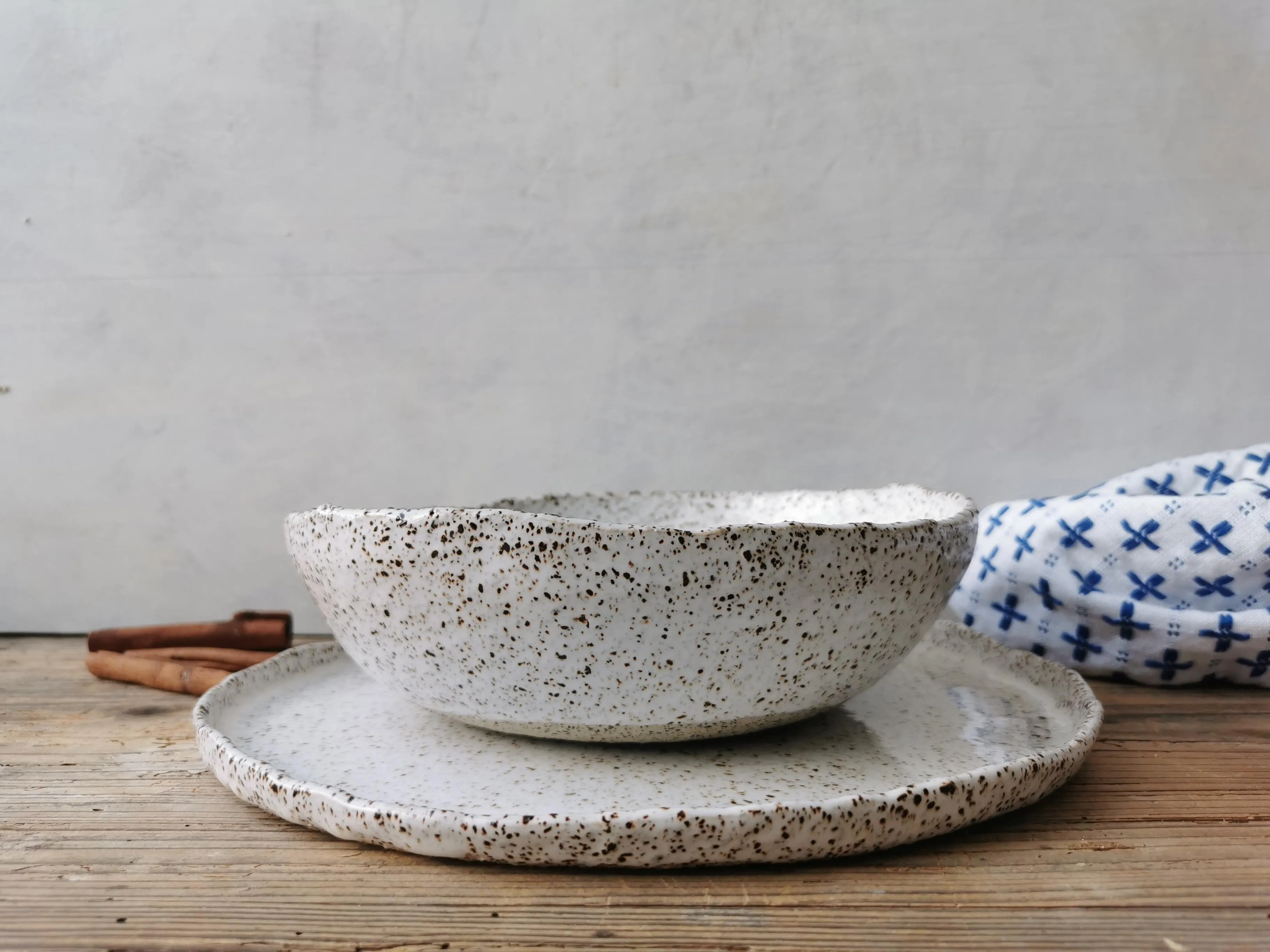 Dinner plate speckled white 11"